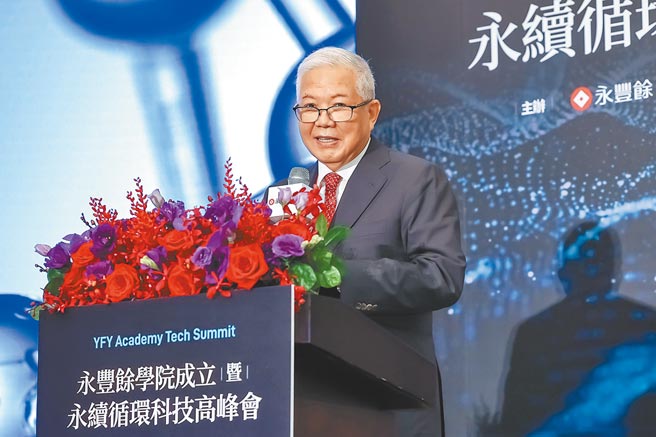 永丰余10日举办「永丰余学院」成立大会暨永续循环科技高峰会，由永丰余学院院长何寿川主讲「醣经济的文艺復兴」。（永丰余提供）