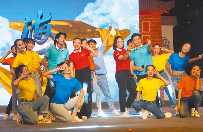 海峡论坛系列活动「青年论坛」10日在厦门登场，中国国民党副主席夏立言视讯致词时呼吁，两岸要营造出更有利于青年交流发展环境。图为2019年漳台青年文化交流晚会节目。（中新社）