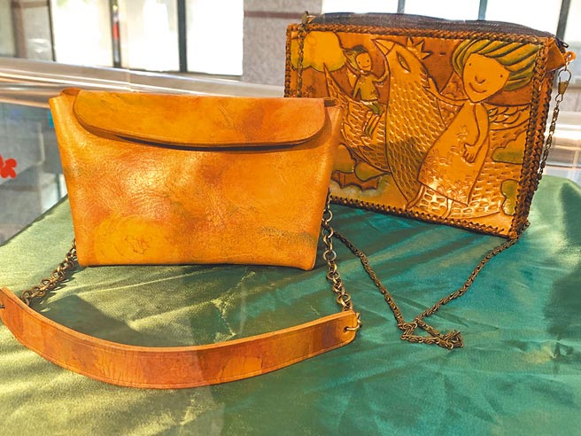 新北市莺歌工商学生将纸雕、玻璃彩绘、胶彩及皮革艺术融入插画，设计出许多皮件文创品，校方近期与莺歌区公所合作，推出「艺宝眼福」展览。（莺歌工商提供／蔡雯如新北传真）