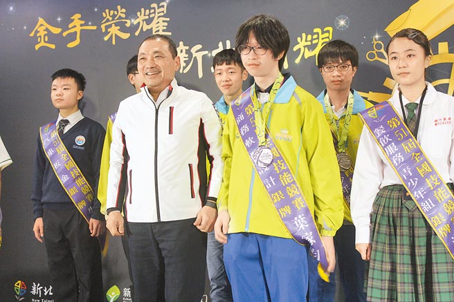新北高工资讯科二年级的叶家均（右三）获选为第46届国际技能竞赛行动应用开发职类正取国手，是该届最年轻的国手。（陈慰慈摄）