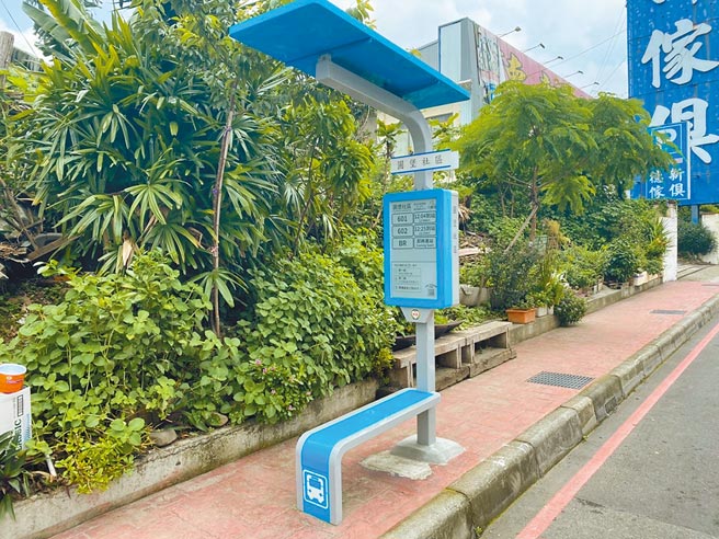 桃園市政府交通局選於龜山區福慧寺站牌（往迴龍方向），設置「長頸鹿型式」電子紙站牌。（桃園市政府交通局提供／陳夢茹桃園傳真）