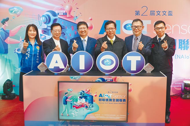 新竹县长杨文科（左三）、桃园市长郑文灿（右三）10日在新竹县竹北市东兴国中，宣告文文杯智联感测全国竞赛即将展开。（庄旻静摄）