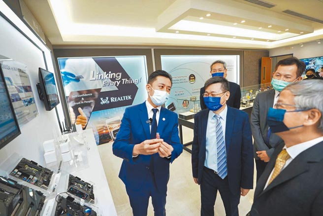 市长林智坚（左）参访全球IC设计大厂瑞昱半导体，持续听取产业心声。（新竹市府提供／邱立雅竹市传真）