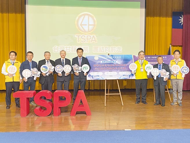 农委会主委陈吉仲（左五）见证嘉义大学、农科院与台湾甘藷产业策略联盟签署产官学合作。（廖素慧摄）