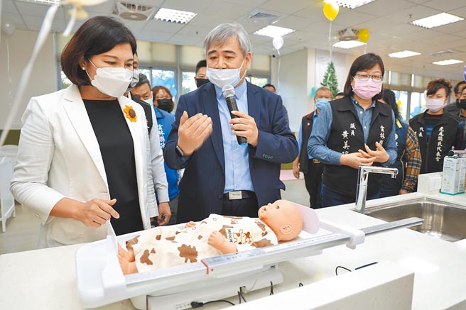 云林县长张丽善（左一）参观「云林县综合社会福利馆」的托婴中心。（周丽兰摄）