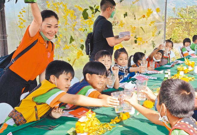 不少首次品尝法式料理的学童，难掩兴奋情绪、开心举杯。（林和生摄）