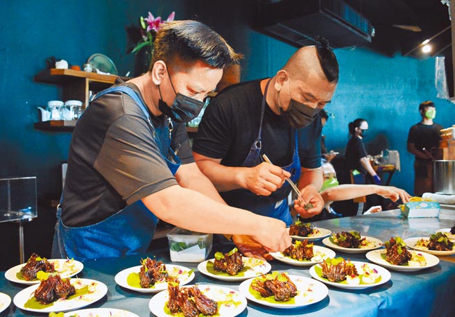 名厨ALEX团队专心为长荣百合国小学童准备法式料理。（林和生摄）