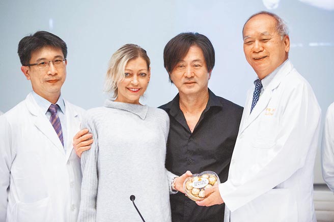 歌手張洪量（右二）愛妻Jekaterina（左二）肝衰竭，原本預計由自己和表弟共同捐肝，高雄長庚院長陳肇隆團隊評估後，決定由張洪量表弟獨自捐贈，成功換肝。（袁庭堯攝）