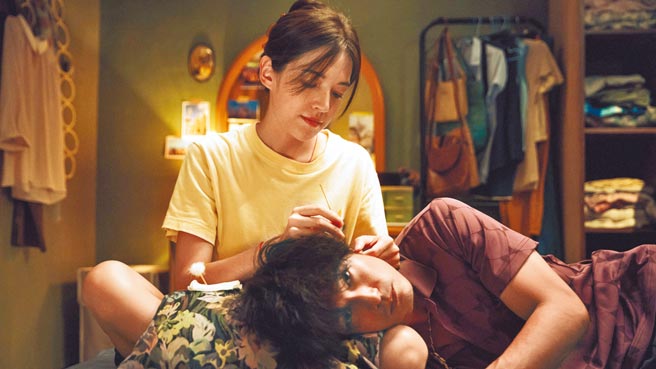 许玮宁（左）因拍摄《当男人恋爱时》和邱泽传出绯闻。（金盏花影业提供）