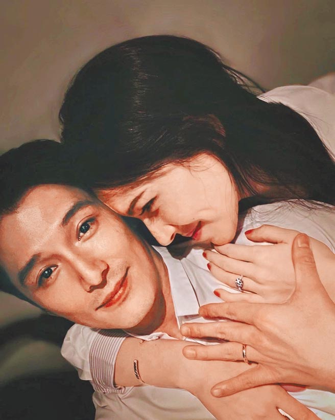 邱泽（左）和许玮宁昨同时晒出甜蜜合照，2人手上钻戒抢镜。（摘自IG）