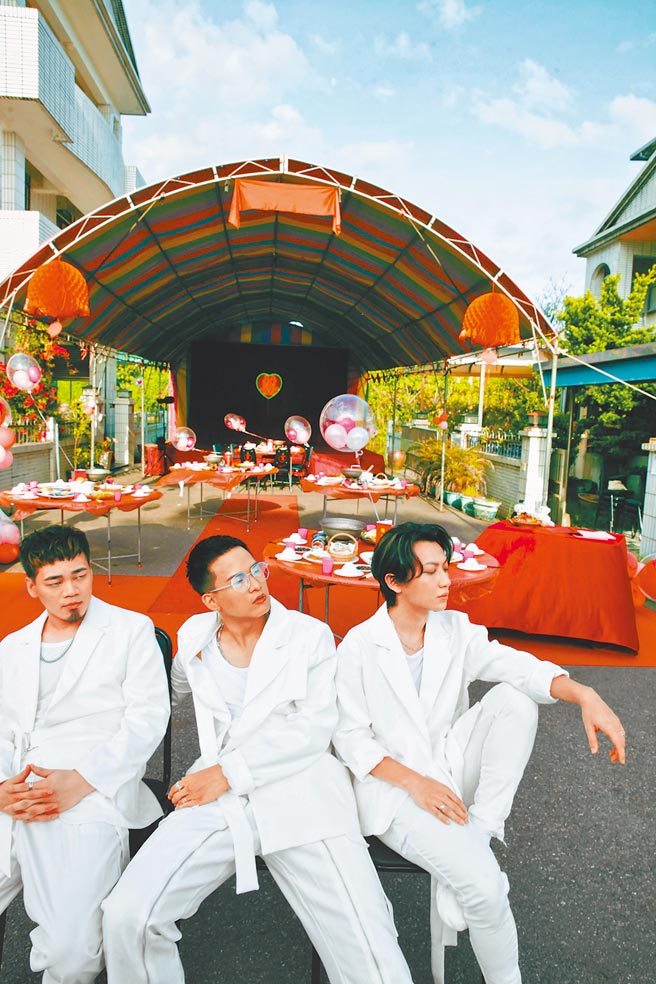 茄子蛋近来推出新歌，昨开心祝福邱泽、许玮宁结婚。（茄子蛋提供）
