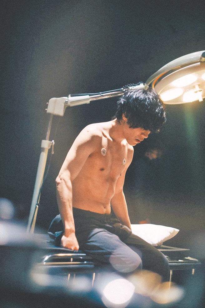 卢广仲推出新创作专辑《励志论》，在新歌〈轻轻〉MV大方裸上身秀出好身材。（添翼创越工作室提供）