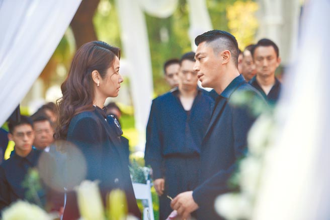 林心如（左）劇中和霍建華的衝突戲，張力十足。（Netflix、百聿數碼提供））