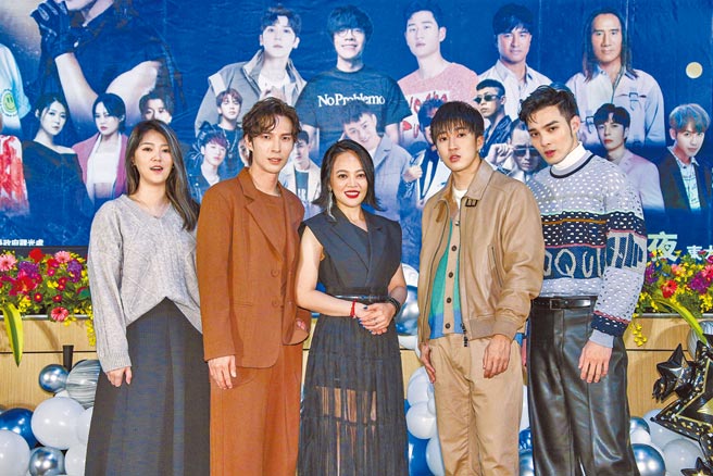 曹雅雯（左起）、陈势安、戴爱玲、娄峻硕、黄伟晋昨出席花莲跨年演唱会记者会。（罗永铭摄）