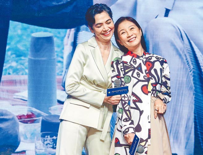 方文琳（右）和賴佩霞在同志短片《安可瑪莎》飾演晚春伴侶，昨記者會上互動親密。（粘耿豪攝）