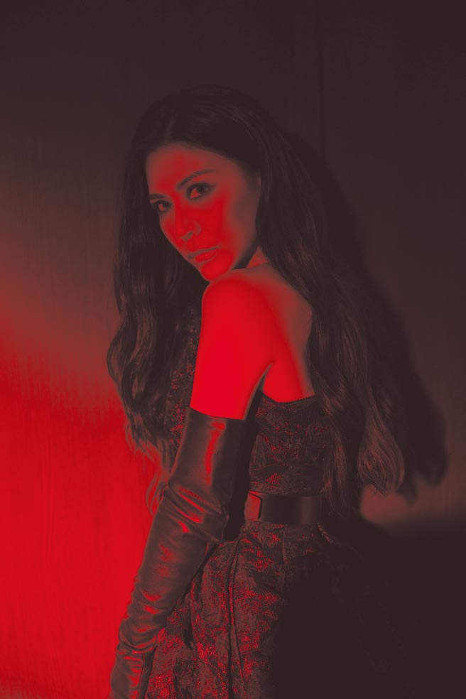 艾怡良相隔3年推出新专辑《偏偏我却都记得》。（EMI提供）