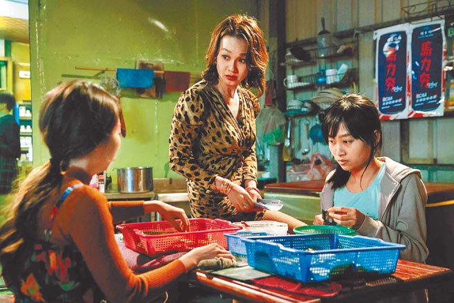 杨富江（右）和阮千又（中）剧中有对手戏。（公视提供）