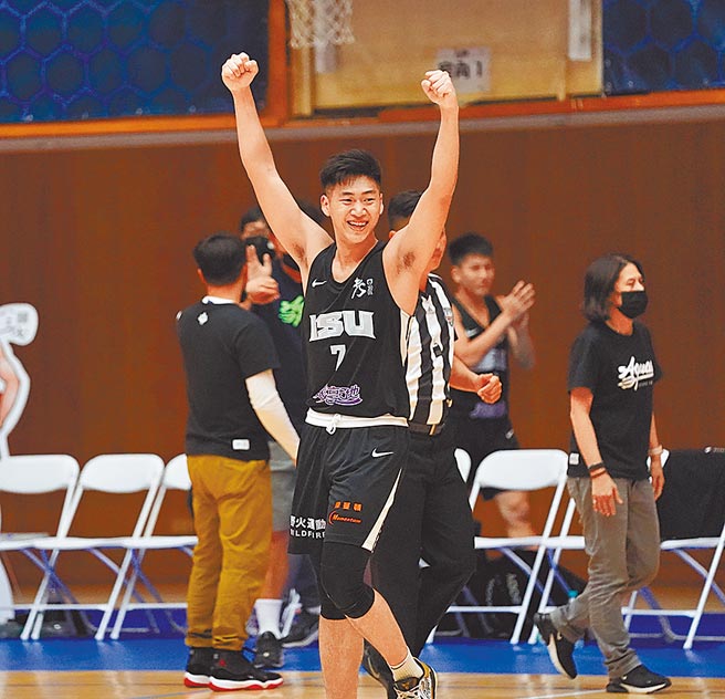 邱子轩砍下个人生涯新高的单场38分，帮助义守大学在两度延长后破了世新大学的不败金身。（大专体总提供）