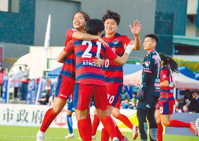 高雄阳信第7轮靠杨雅涵（21号）在补时阶段助攻丁旗（左）头槌破网，以1比1逼和3届冠军台中蓝鲸。（中华足协提供）
