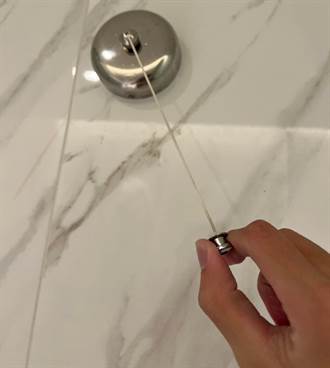 飯店浴室見神秘「金屬球」 網揭超實用功能