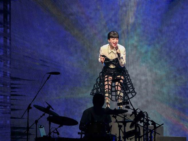 魏如萱昨3度登上台北小巨蛋，在台上賣力熱唱。（羅永銘攝）