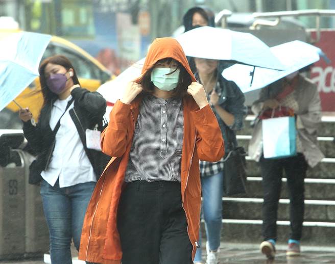今明两天东北季风增强，北部、东半部气温下降有雨，东北部、大台北山区有大雨发生机率。（资料照 陈怡诚摄）