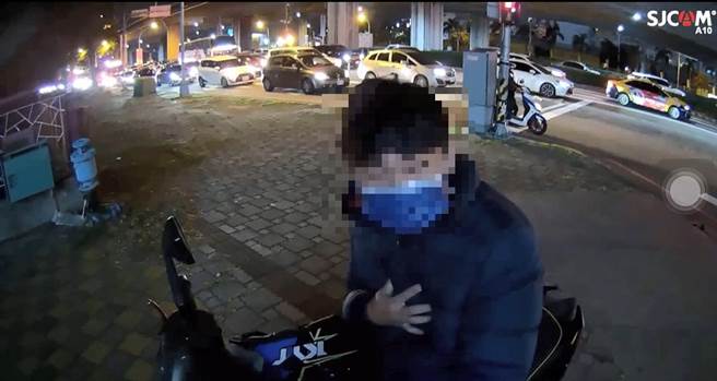 警方发现一名机车骑士，突然停于路旁摀着胸口脸色苍白，立马上前关心。（警方提供）