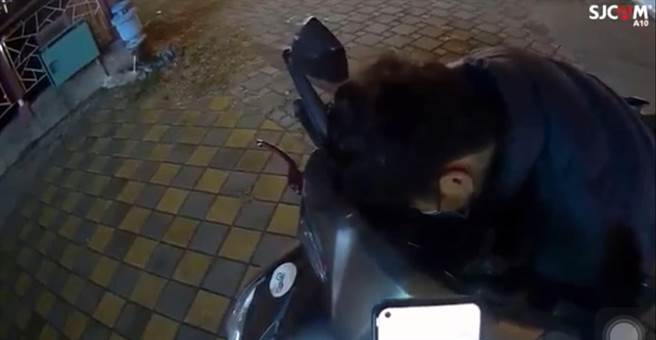 员警赶忙先请骑士在路旁稍作歇息，并通报119救护车到场协助送医，即时处置挽救一条生命。（警方提供）