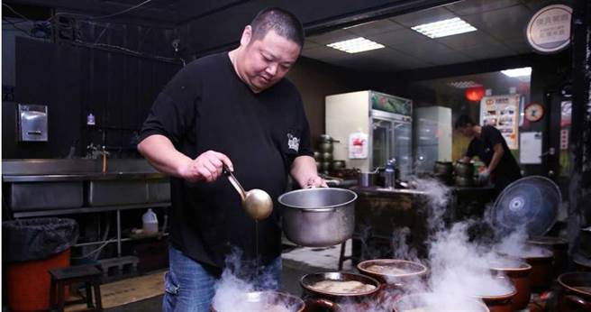 中医师认为羊肉炉若是能搭配大量蔬菜，就能降低其燥性，由于羊肉具有温补效果，其实很适合打疫苗后补充营养。（图／报系资料照）
