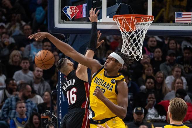 透納(右)目前以場均2.7火鍋位居聯盟火鍋王。(路透資料照)