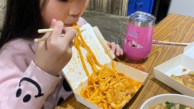 一名男网友发现女儿吃外带用的餐盒时，一直都是将餐盒的盖子都是朝向自己，询问后才知道，女儿认为「盖子朝向自己，吃东西才不会掉得到处都是」。（图／翻摄自爆废公社二馆）