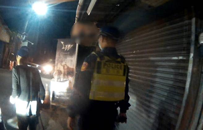 曾姓老伯不清楚家中住址，唯一提供给员警的线索仅有「家在土地公庙附近」，员警经过一番波折，终于帮老伯顺利返家。（台中市第三分局提供／冯惠宜台中传真）