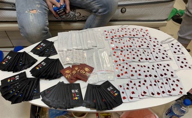 盐埕分局在一处豪宅家查获涉嫌开毒趴的蔡姓男嫌及另一名在场朱姓女友人，查扣第三级毒品恺他命48.5公克、咖啡包129包、电子磅秤1台以及手机3支等证物。(戴志扬翻摄)