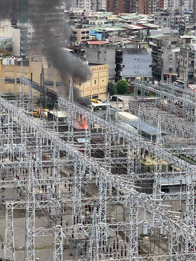 台电景隆街变电所发生爆炸，双北多处停电。(翻摄自PTT)