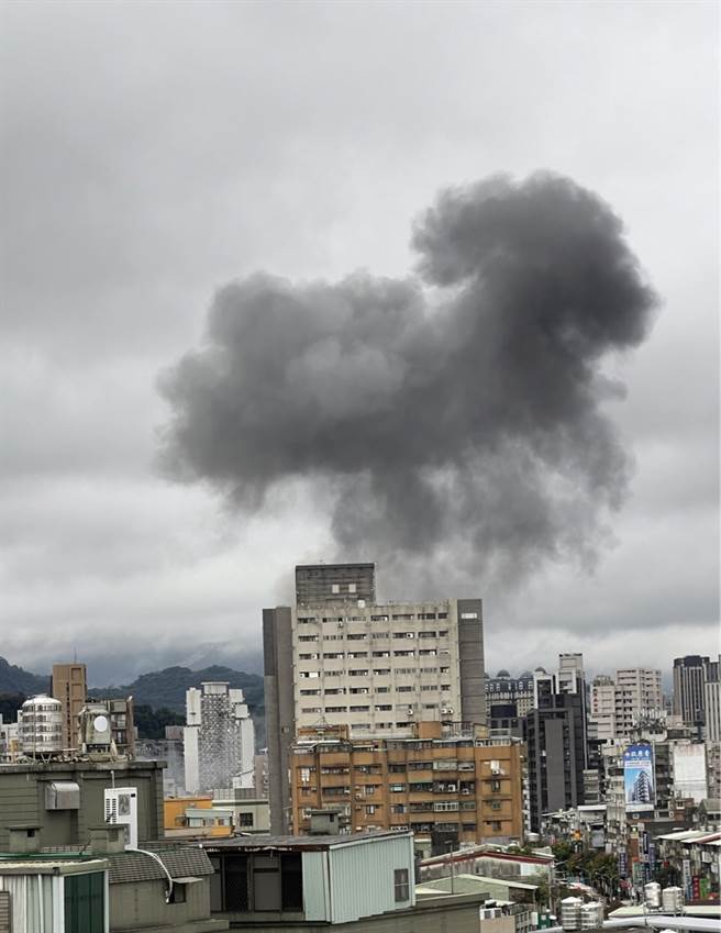 文山区景隆街变电所爆炸，消防局接获24起受困电梯报案。 (读者提供)