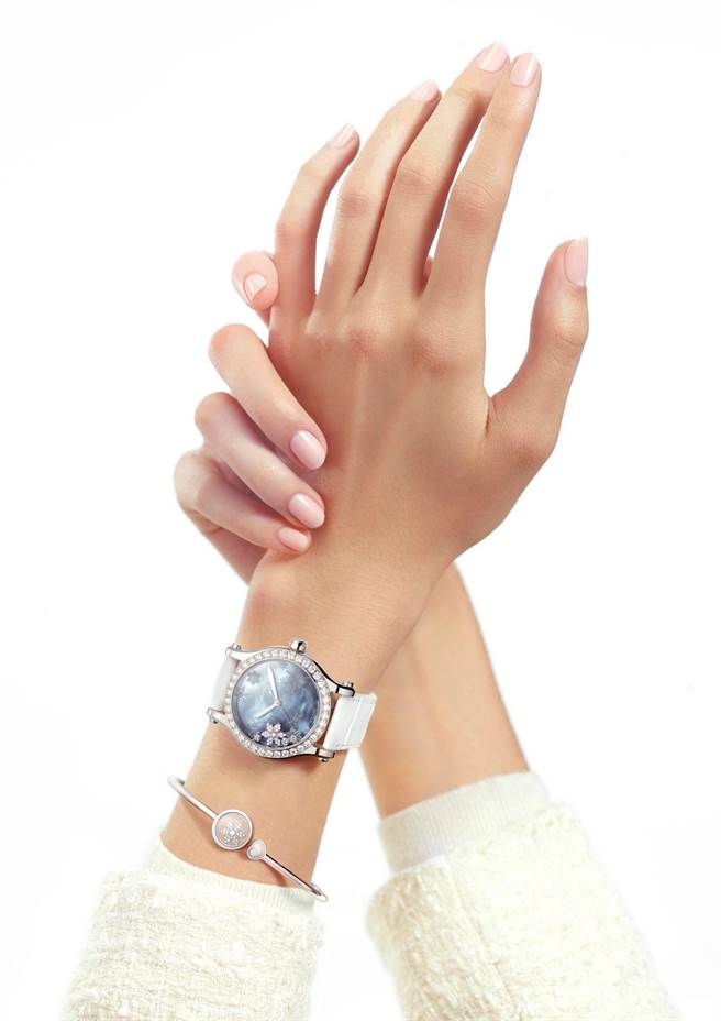 萧邦推荐Happy Snowflakes快乐雪花腕表，淡蓝色珍珠母贝上的雪花钻石舞动，65万1000元。（CHOPARD提供）