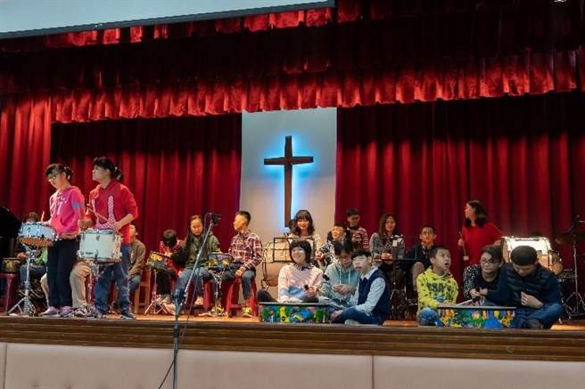 惠明盲校：學生電影配樂表演。（台中市教育局提供／王文吉台中傳真）