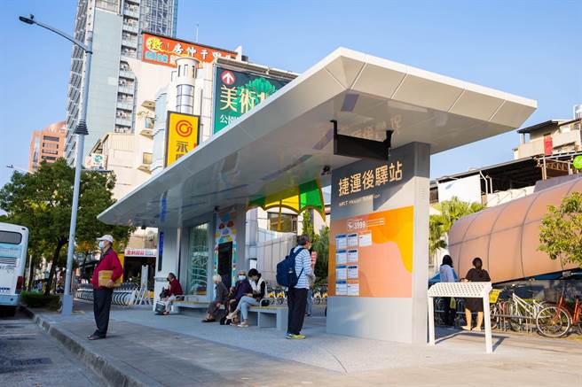 候车亭内还有大型LCD公车动态资讯显示设备，让候车民眾可即时获取公车到站讯息。（高市交通局提供／石秀华高雄传真）