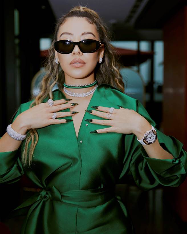 詩芸Dizzy以一身綠色洋裝配戴宇舶表Big Bang One Click皇金鑽表，充滿節慶氣氛。（HUBLOT提供）