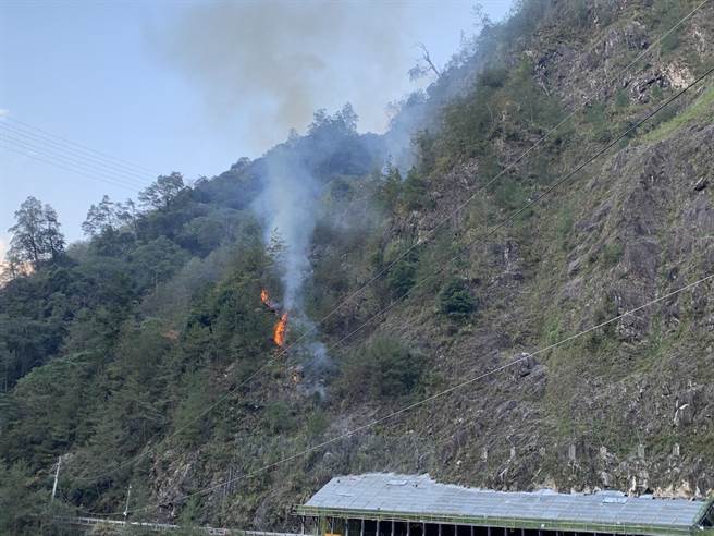 中横便道17k登仙溪路段上边坡发生火烧山，谷关工务段紧急封闭3通行班次。（台中市消防局提供／王文吉台中传真）