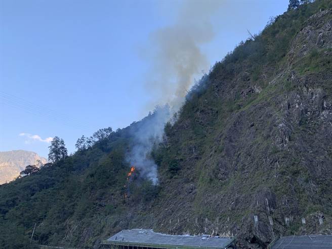 中横便道17k登仙溪路段上边坡火烧山已获控制，谷关工务段将恢復原班次放行。（台中市消防局提供／王文吉台中传真）