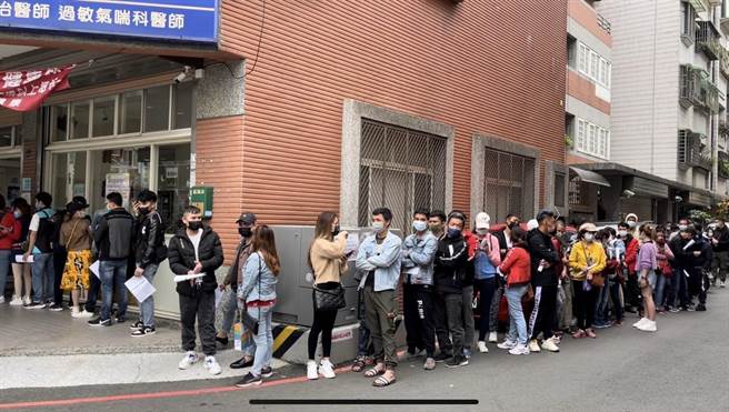 移民署新竹市專勤隊近日協助300多名外籍人士施打疫苗，其中包含逾期停居留的人士。（新竹市專勤隊提供／陳育賢新竹傳真）