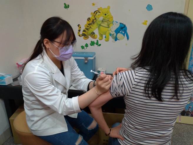 移民署新竹市專勤隊近日協助300多名外籍人士施打疫苗，其中包含逾期停居留的人士。（新竹市專勤隊提供／陳育賢新竹傳真）