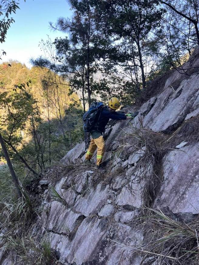 国家森林救火队攀附岩壁，深入火场救火。（东势林管处提供／王文吉台中传真）

