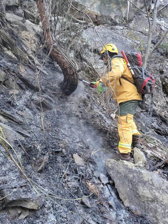 国家森林救火队确实浇灌热源进行残火整理。（东势林管处提供／王文吉台中传真）
