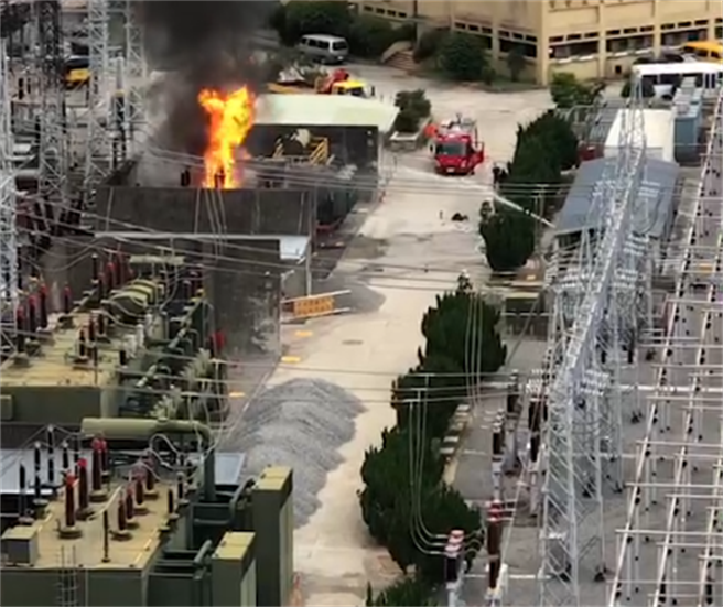 台電萬隆變電所12日早上爆炸起火，造成雙北多處地方停電、停水。（台北市議員耿葳研究室提供／張立勳台北傳真）