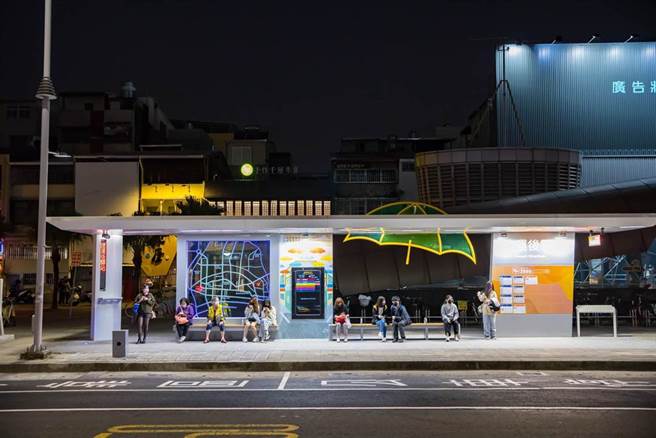换新装的候车亭勾勒出都市特有的时尚感，夜间利用投光灯、地底崁灯及屋顶流线型的灯带，营造视觉美感。（高市交通局提供／石秀华高雄传真）
