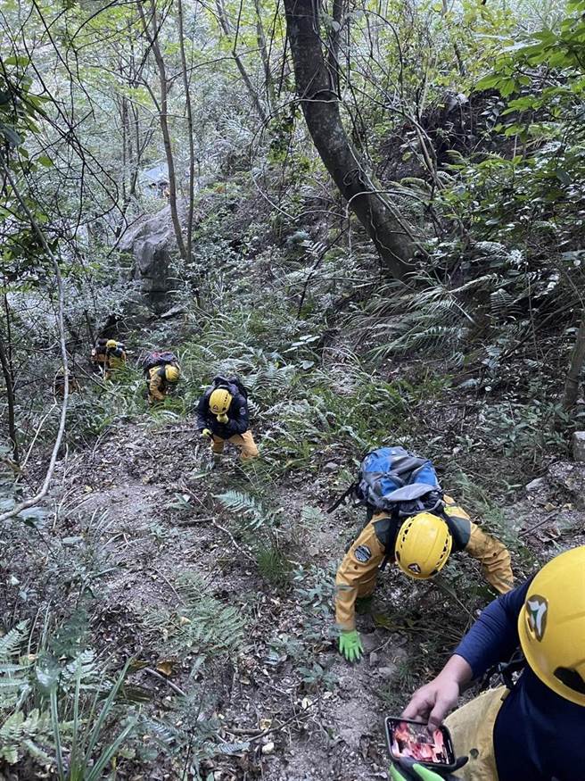 国家森林救火队赶赴中横便道抢救山林火灾。（东势林管处提供／王文吉台中传真）
