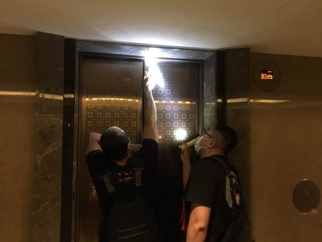 消防人员协助民眾脱困。（新北市消防局提供）