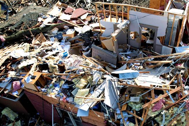 龙卷风摧毁美国肯塔基州的梅菲尔德镇（Mayfield）。（图／路透社）